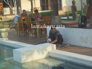 Menghias Villa Aster Denpasar Bali Dengan Decking Kayu 56 p1