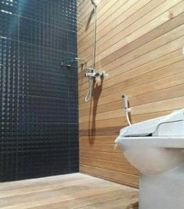 lantai kayu kamar mandi