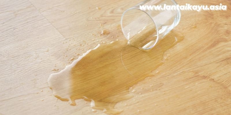 penyebab kerusakan parket kayu - adanya genangan air