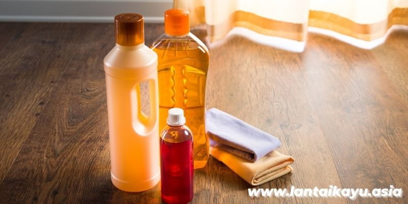 penyebab kerusakan parket kayu - salah menggunakan produk pembersih