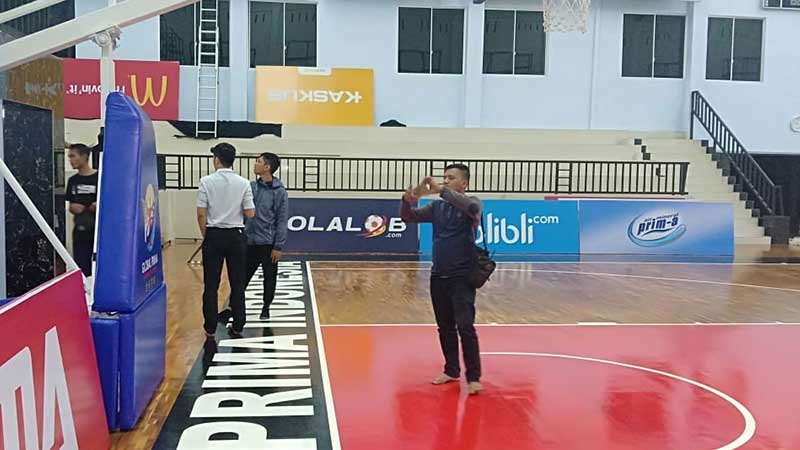 Pemasangan lantai kayu lapangan basket medah sumatera utara