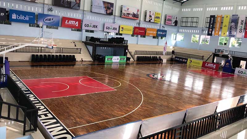 Pemasangan lantai kayu lapangan basket medah sumatera utara