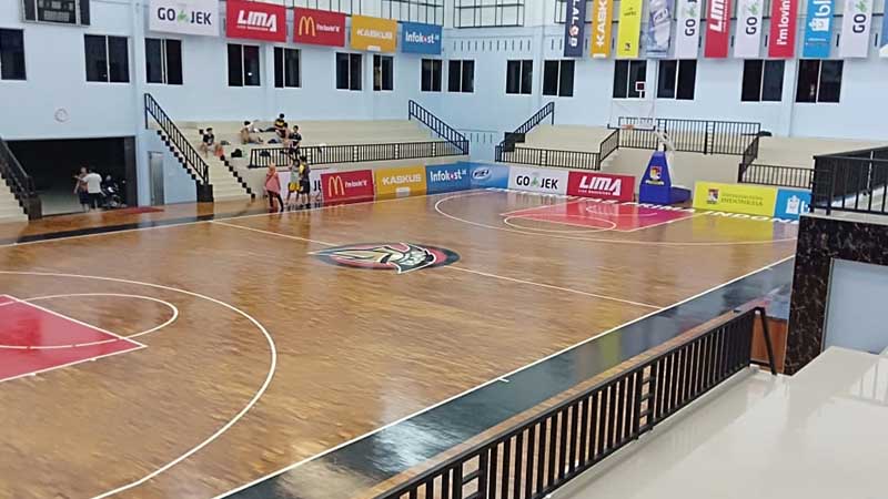 Pemasangan lantai kayu lapangan basket medah sumatera utara