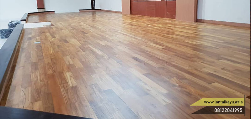 Project pemasangan lantai kayu Jati grade a