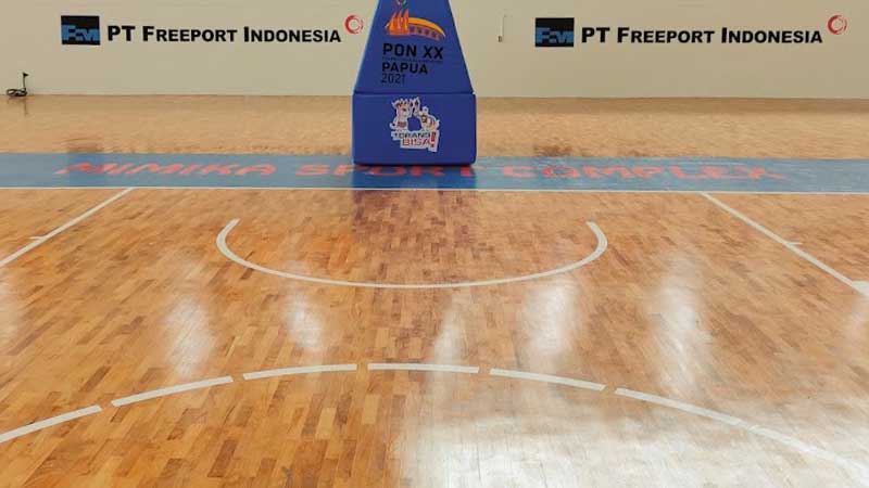 Memasang lantai kayu di Mimika sport Complex