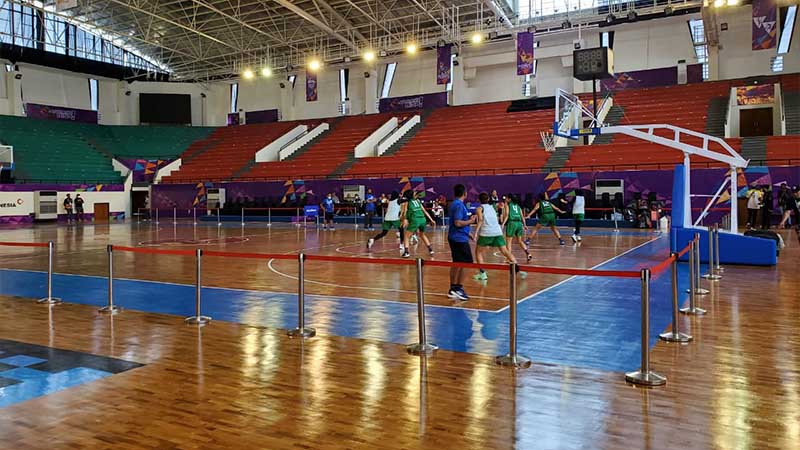 Memasang lantai kayu di Mimika sport Complex