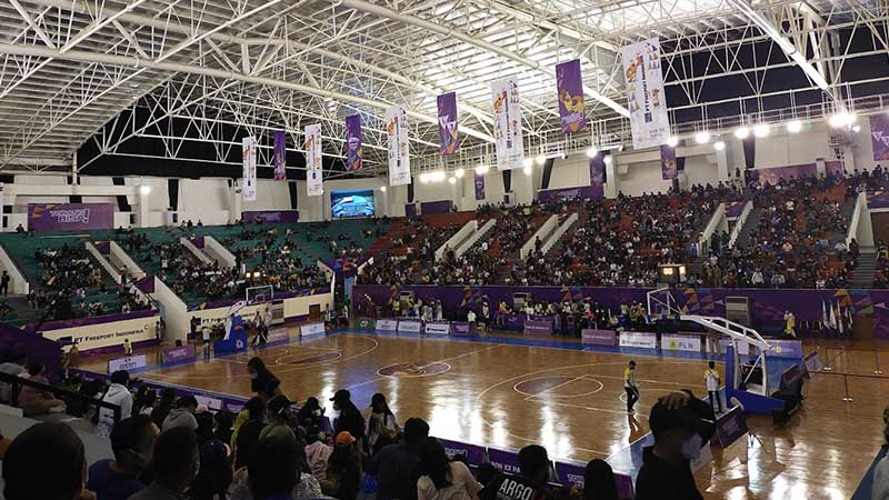 Memasang lantai kayu di Mimika sport Complex