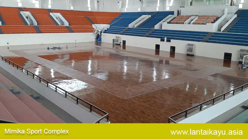 Memasang lantai kayu di  Mimika sport Complex 