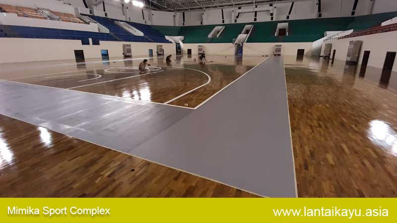 Memasang lantai kayu di Mimika sport Complex