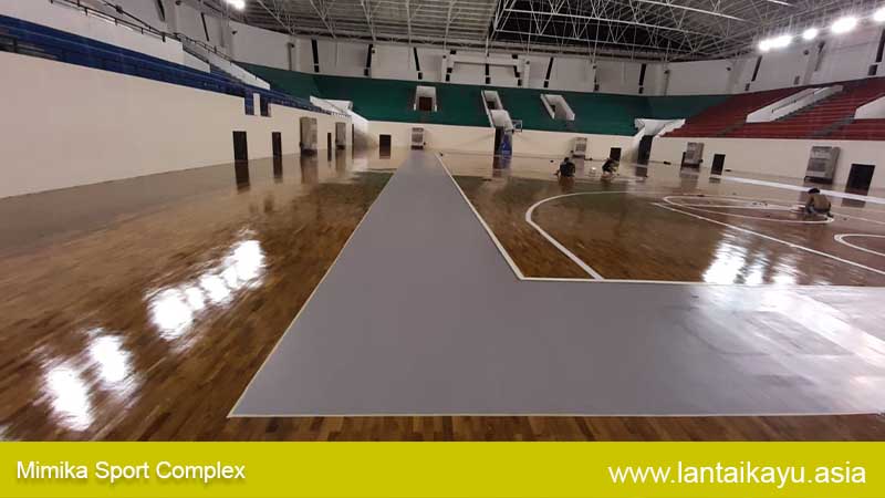 Memasang lantai kayu di  Mimika sport Complex 