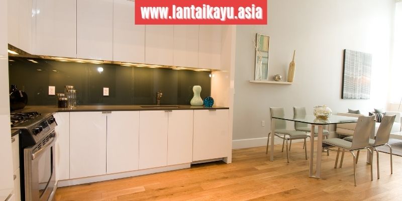 6 Ide Dekorasi Ruang Makan yang Begitu Menginspirasi 30 mengunakan lantai laminate