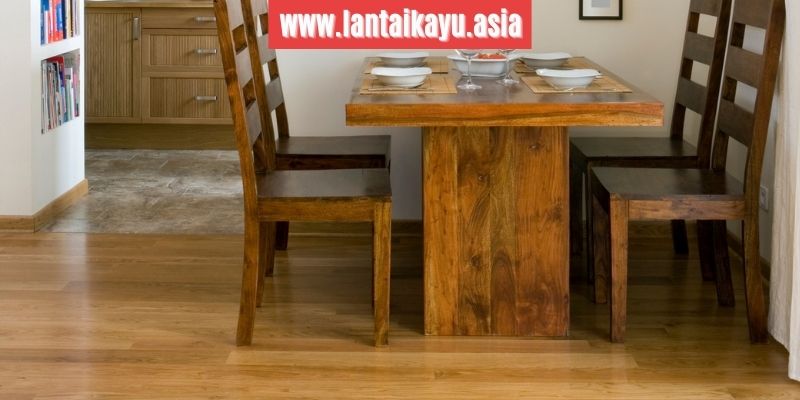 6 Ide Dekorasi Ruang Makan yang Begitu Menginspirasi 26 menggunakan lantai kayu jati