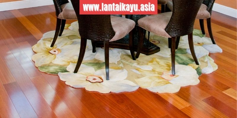 6 Ide Dekorasi Ruang Makan yang Begitu Menginspirasi 27 menggunakan lantai kayu merbau