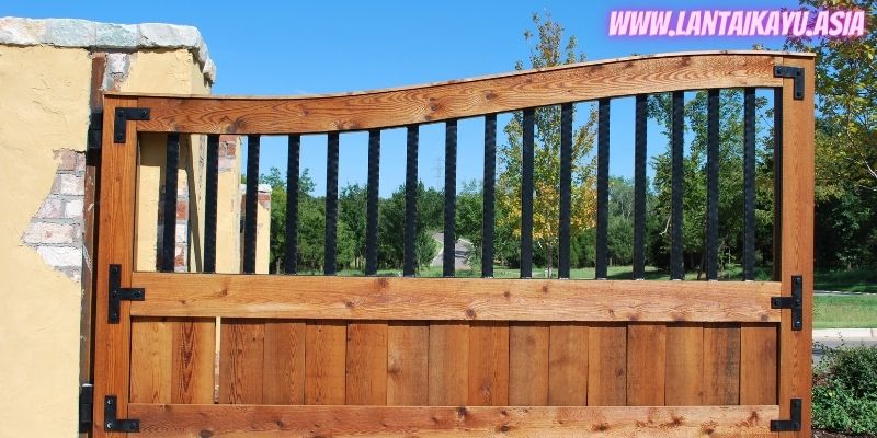 10 Model Pagar Kayu Minimalis Untuk Rumah - kombinasi pagar kayu dengan besi