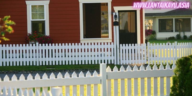 10 Contoh Pagar Kayu Minimalis & Rekomendasi Material 21 10 Model Pagar Kayu Minimalis Untuk Rumah - pagar kayu putaran kotak putih
