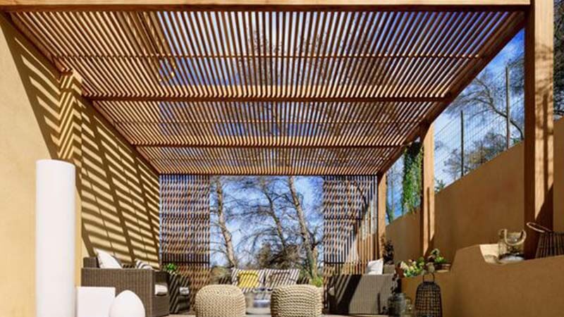 Pergola rumah dari kisi-kisi kayu