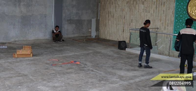 Tutorial Memasang Lantai Parket Kayu Solid Sampai Selesai 26 cek bagian permukaan lantai sebelum melakukan pemasangan
