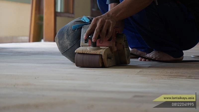 Tutorial Memasang Lantai Parket Kayu Solid Sampai Selesai 36 Proses sending / pengamplasan lantai kayu
