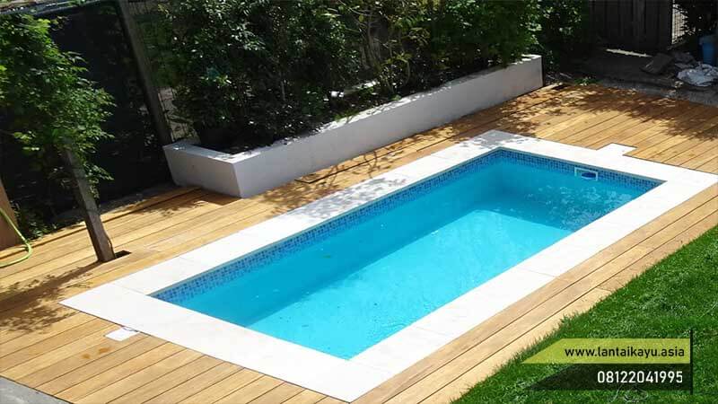 Cara Menghitung Biaya Pembuatan Kolam Renang Dirumah 23 Pemasangan Decking di samping kolam renang