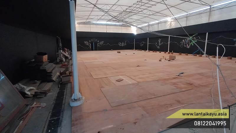 Rincian Biaya Bangun Lapangan Basket Indoor 2025 25 Pemasangan Plywood untuk lapangan basket