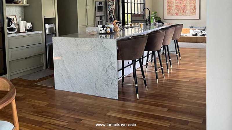 Coba Lantai kayu Untuk Tampilan Dapur Lebih Menarik 33 lantai kayu dapur