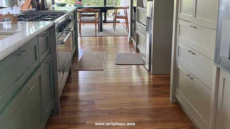Coba Lantai kayu Untuk Tampilan Dapur Lebih Menarik 25 lantai kayu dapur parket 1
