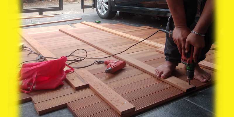 Cara Memasang Decking Kayu Sesuai SOP Pertukangan 29 Pemberian bantalan Decking kayu