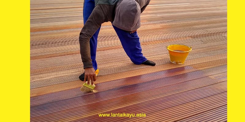 Cara Memasang Decking Kayu Sesuai SOP Pertukangan 35 Proses Finishing decking kayu