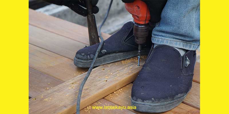 Cara Memasang Decking Kayu Sesuai SOP Pertukangan 31 Proses pemasangan decking kayu