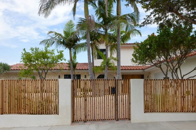 5 Inspirasi Desain Pagar Kayu Teras Rumah Minimalis yang Estetik 22 pagar kayu teras bambu