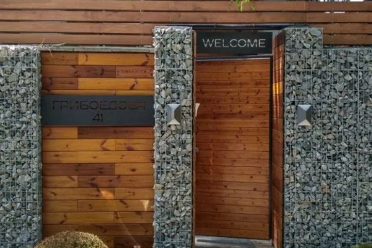5 Inspirasi Desain Pagar Kayu Teras Rumah Minimalis yang Estetik 23 pagar kayu teras