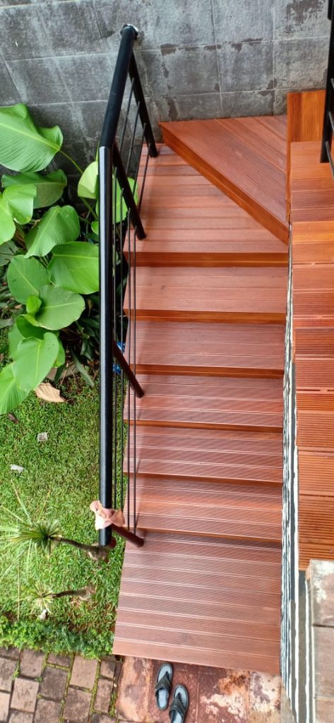 Project Pemasangan Tangga Kayu Ulin Area Outdoor 52 jual lantai kayu parket