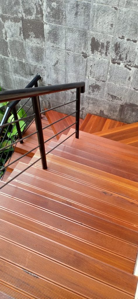 Project Pemasangan Tangga Kayu Ulin Area Outdoor 55 jual lantai kayu parket