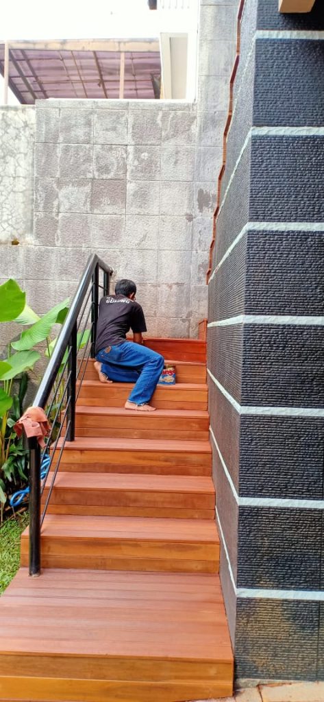 Project Pemasangan Tangga Kayu Ulin Area Outdoor 56 jual lantai kayu parket