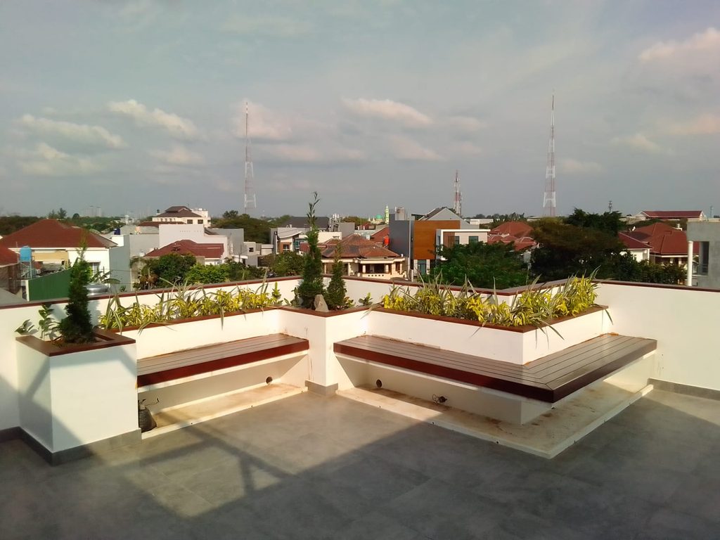 Pemasangan Decking Ulin di Rooftop 1 jual lantai kayu parket